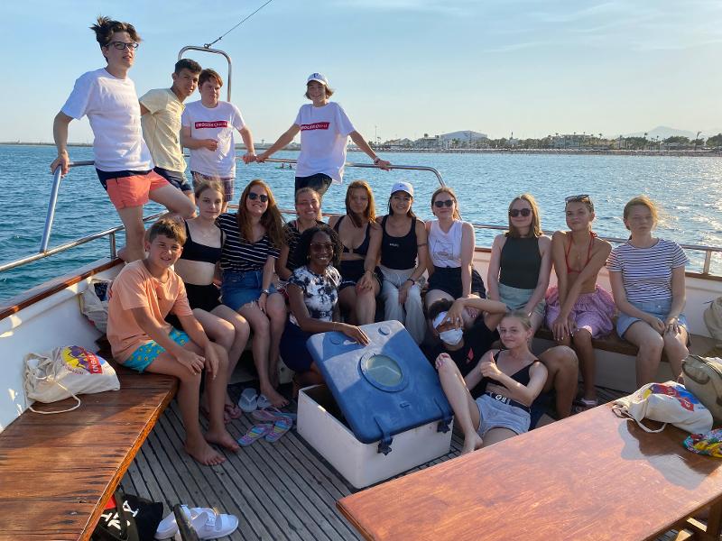 Jóvenes dando un paseo en barco en el campamento de verano en Chipre