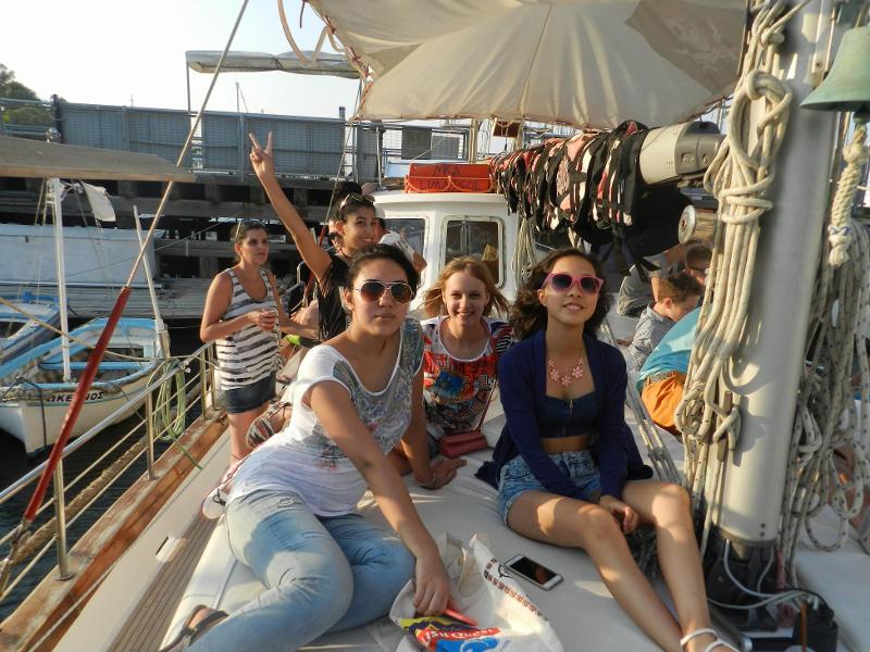 Jóvenes en un barco en el campamento de verano en Chipre