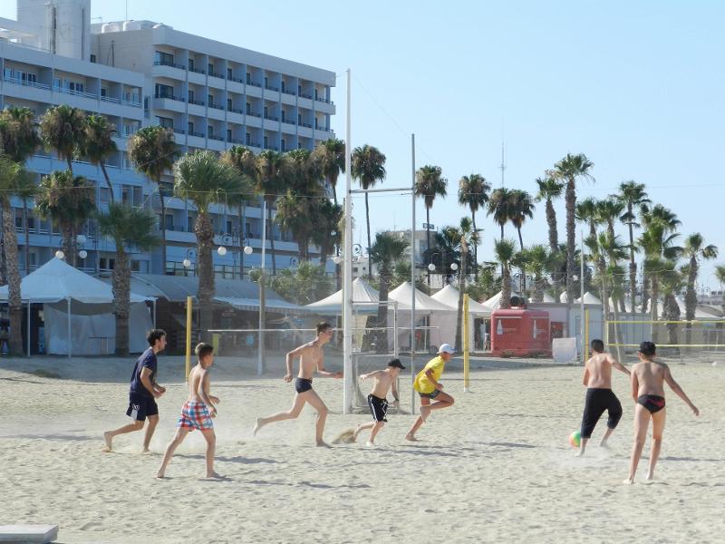 Chicos jugando al fútbol en la playa en el campamento de verano en Chipre