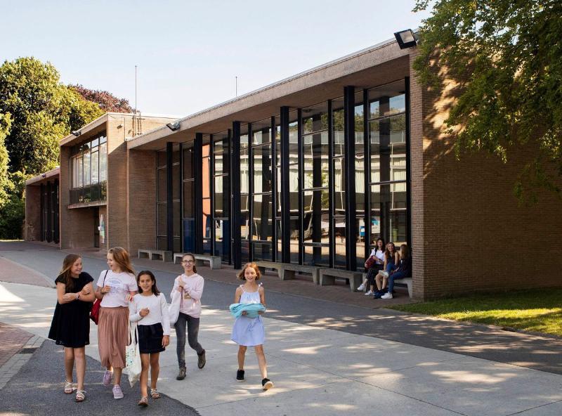 Raparigas a sair de um edifício no curso de inglês na Holanda