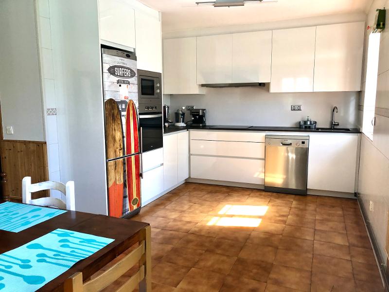Cocina totalmente equipada para preparar las comidas en el campamento de verano en Cantabria