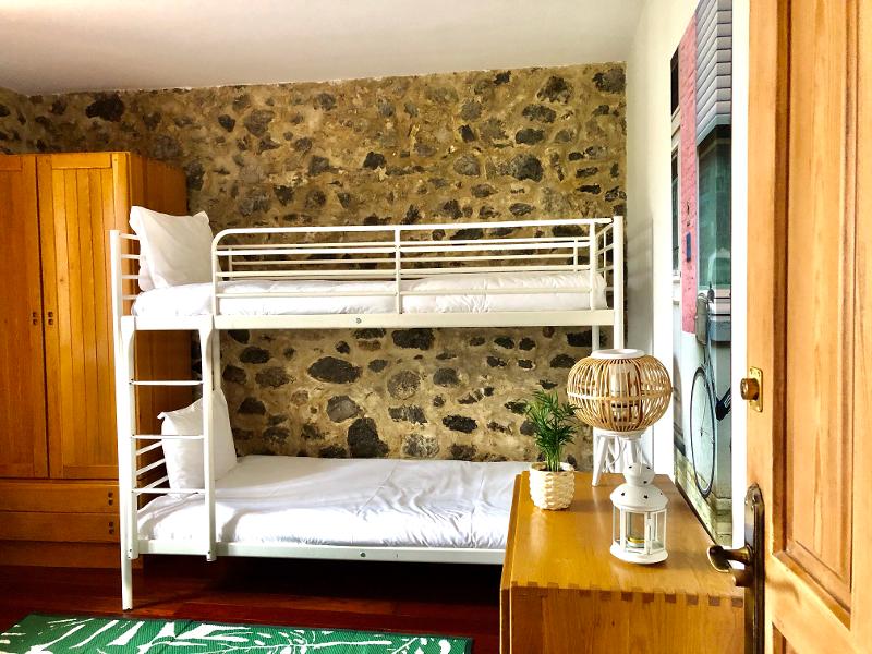 Literas en la habitación de las niñas del campamento de verano en Cantabria