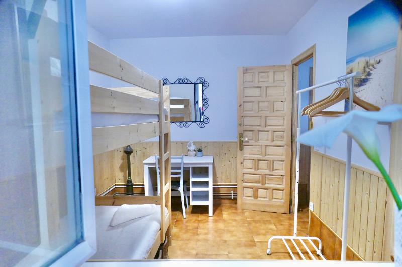 Habitación con litera y escritorio para dos jóvenes del campamento en Cantabria 