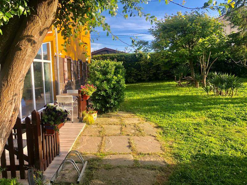 Jardines cuidados en el exterior de la casa principal donde se alojan los jóvenes del campamento de verano en Cantabria