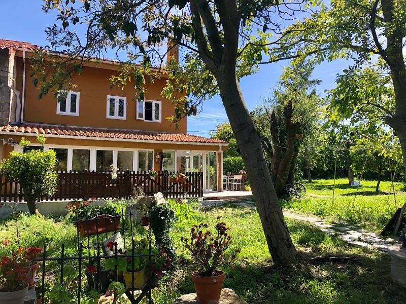 Vista exterior de la casa donde se encuentran los jóvenes del campamento de verano en Cantabria