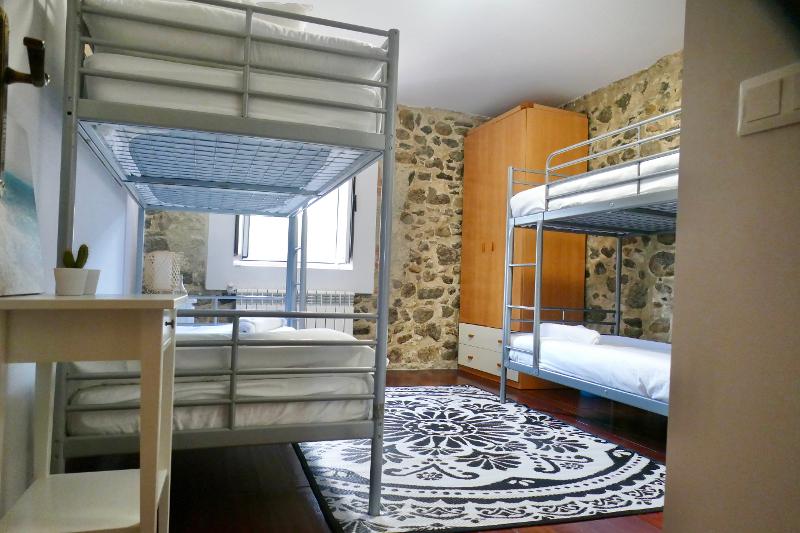Habitación cuádruple para los jóvenes del campamento internacional en Cantabria