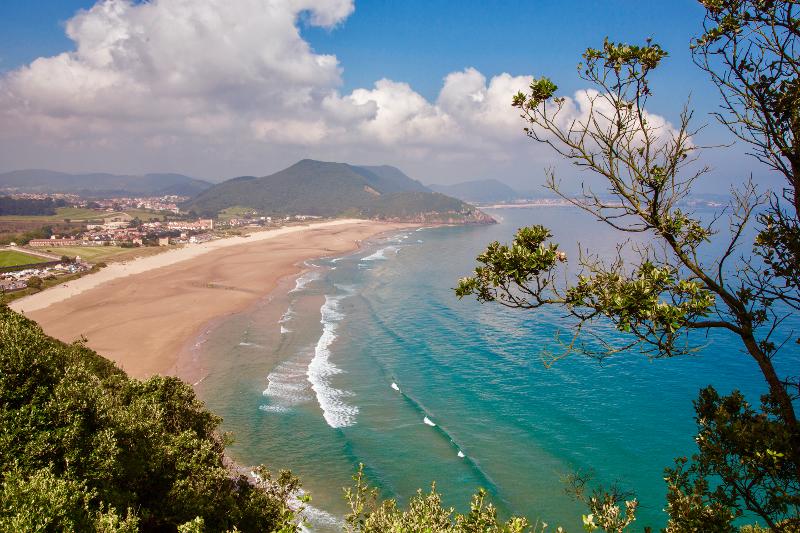 Vista aérea de la playa del campamento de verano en Cantabria