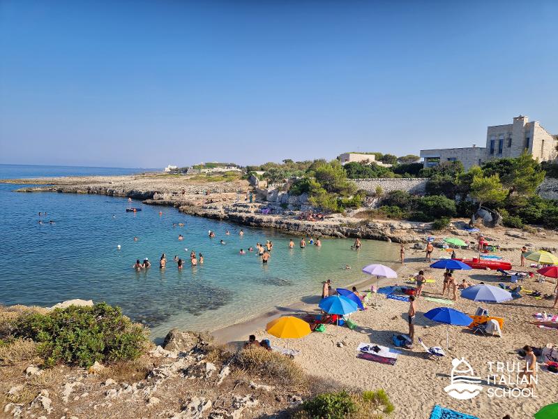 Participantes de un curso de italiano en italia disfrutando el mar en Italia