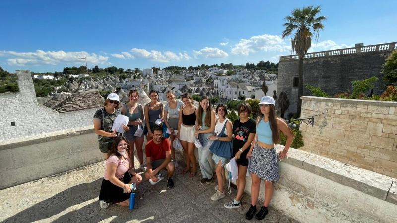 Grupo de adolescentes felices de conocer un nuevo país y disfrutar de la experiencia en el extranjero posando en una de las salidas a pueblos de la Costa Adriática en el campamento Italia