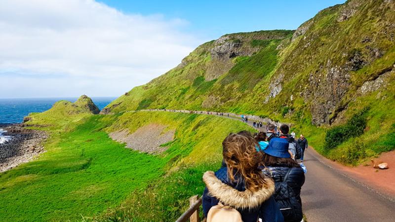 Grupo de participantes haciendo senderismo por la naturaleza junto al mar en los cursos de idiomas en dublin 