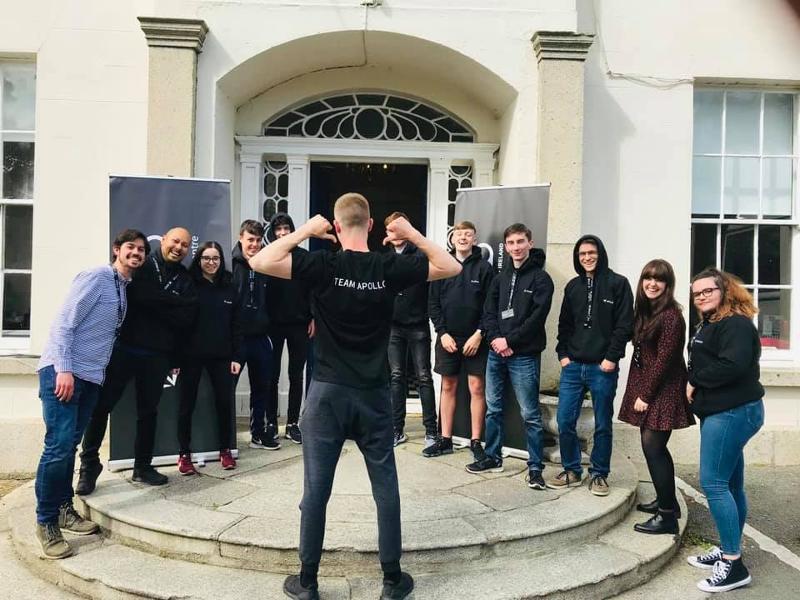 Jóvenes reunidos enseñando la camiseta de los cursos de idiomas en dublin 