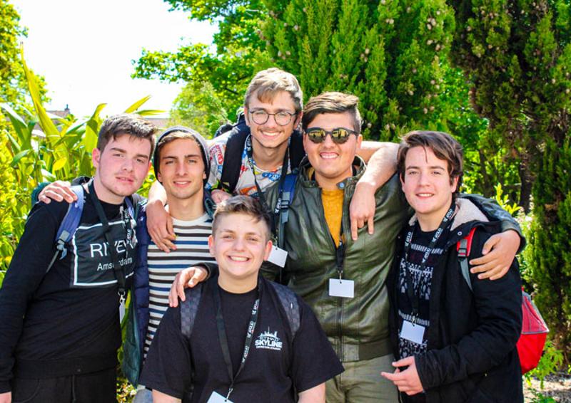 Jovens sorridentes a pousar para uma fotografia no curso de inglês no reino unido 