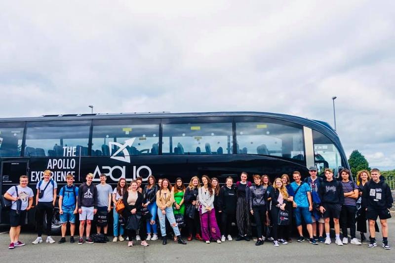 Participantes posando para una foto con el autobús en los cursos de idiomas en dublin 