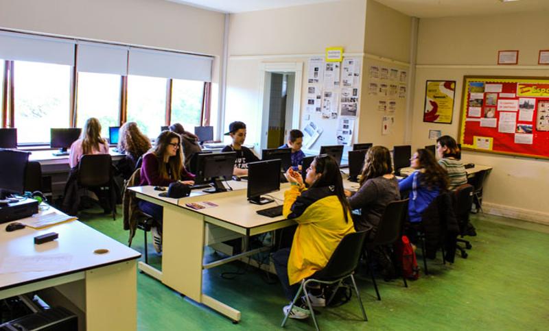 Jovens na sala de computadores do curso de inglês no reino unido 