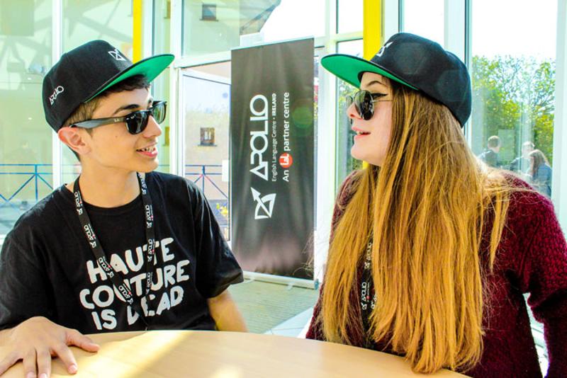 Dos chicos con gorra en los cursos de idiomas en dublin 