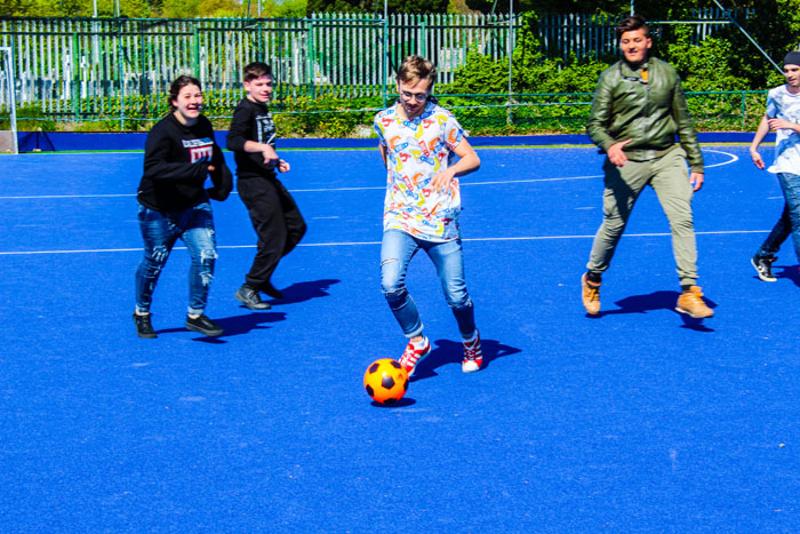 Jóvenes jugando al fútbol y divirtiéndose en los cursos de idiomas en dublin 