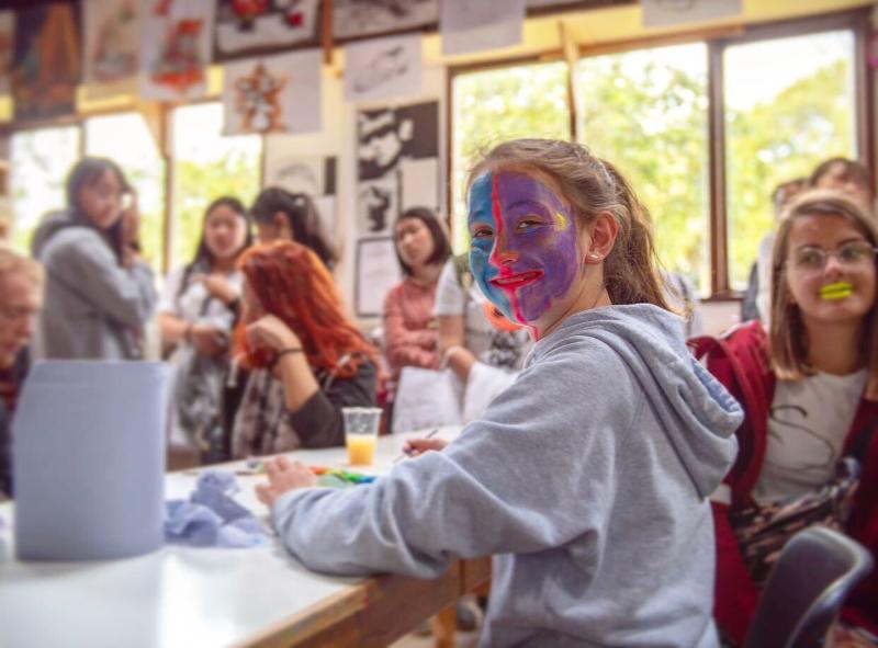 Jóvenes con las caras pintadas con pintura de colores en los cursos de idiomas en dublin 