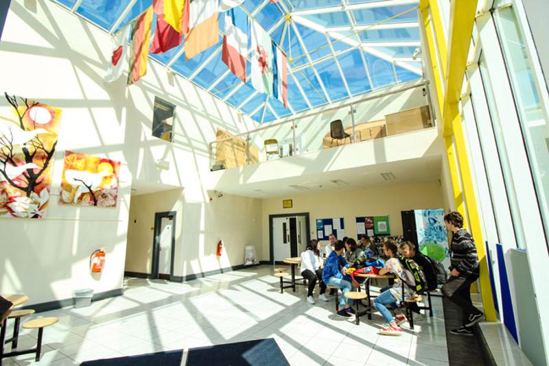 Grupos de jóvenes sentados charlando en un summer camp en UK