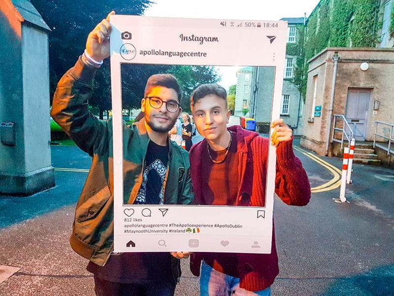 Dos chicos posando en el photocall en el curso de ingles en dublin 