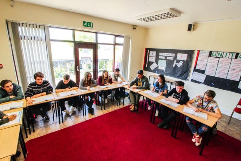 Grupo de alunos na sala de aula no curso de ingles no reino unido 