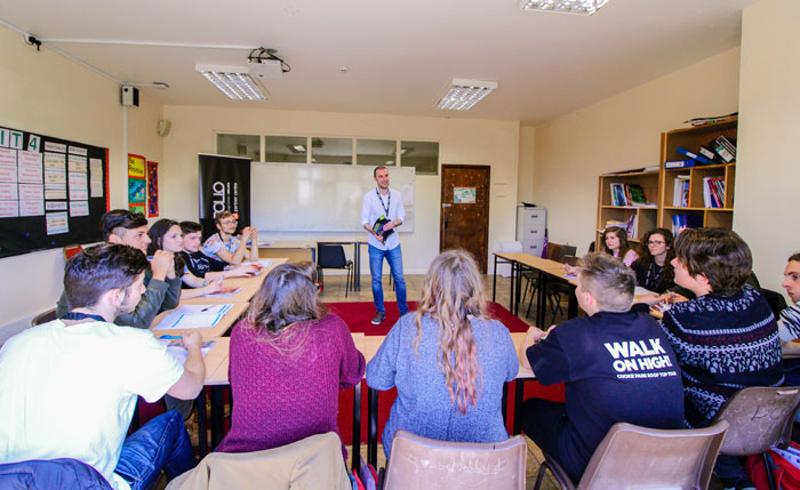 Jóvenes dando clase y aprendiendo inglés en el curso ingles en irlanda 