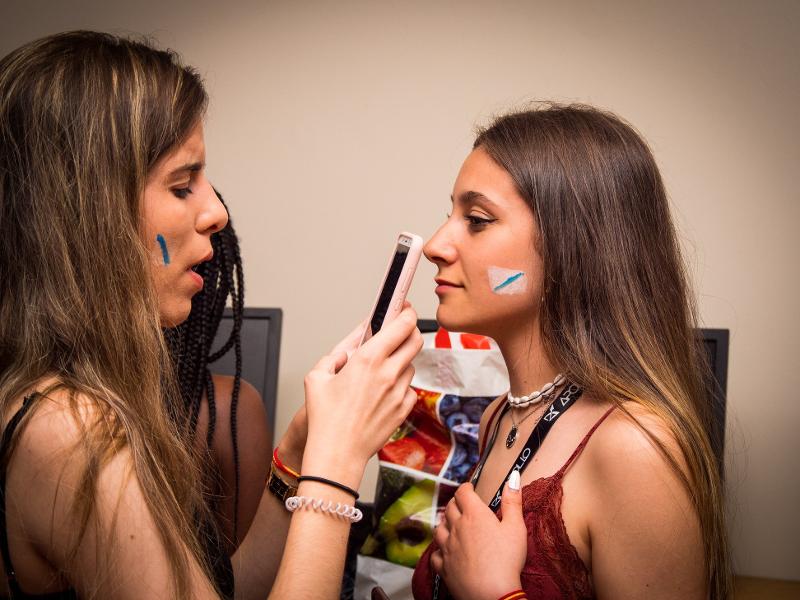 Chicas con la cara pintada usando el móvil en los cursos de idiomas en dublin 