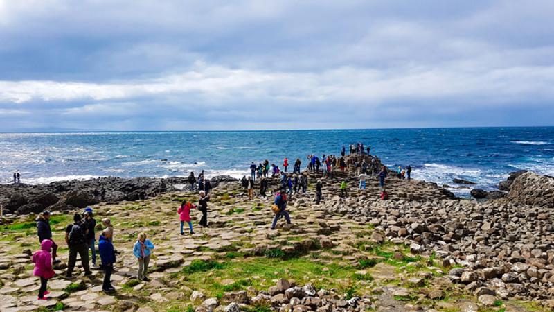 Excursión del curso en un acantilado en los cursos de idiomas en dublin 