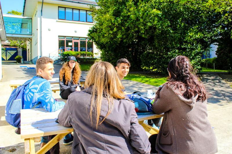 Jóvenes descansando en el exterior en los cursos de idiomas en dublin 