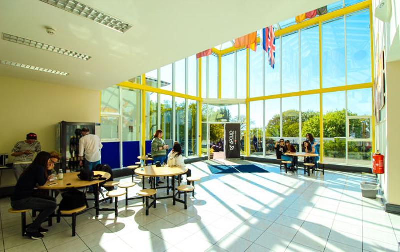 Zona de mesas de la cafetería de la escuela en los cursos de idiomas en dublin 