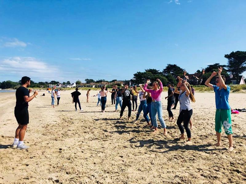 Jóvenes haciendo actividades en la playa en los cursos de idiomas en dublin 