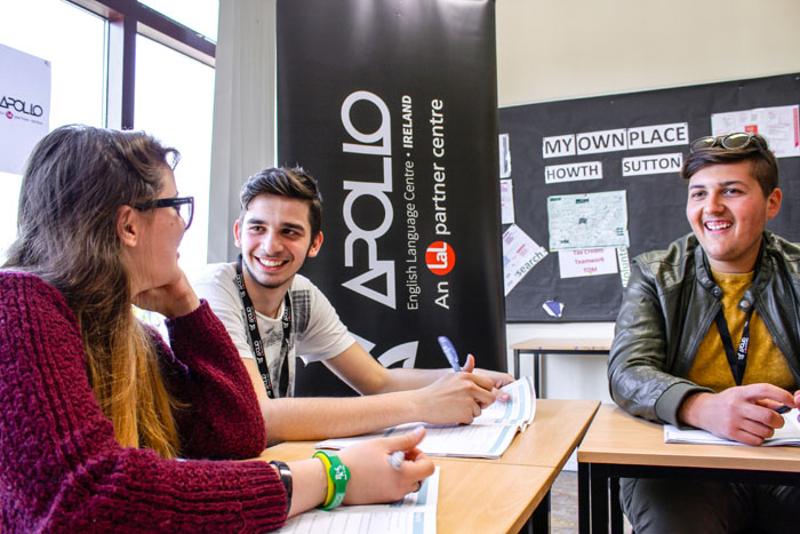 Jóvenes en clase en los cursos de idiomas en dublin 