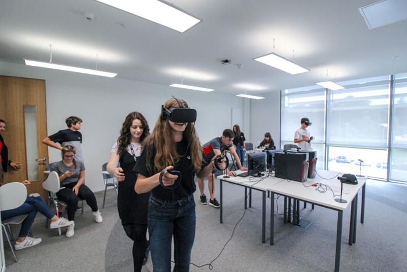 Chica utilizando un aparato de realidad virtual en los cursos de idiomas en dublin 