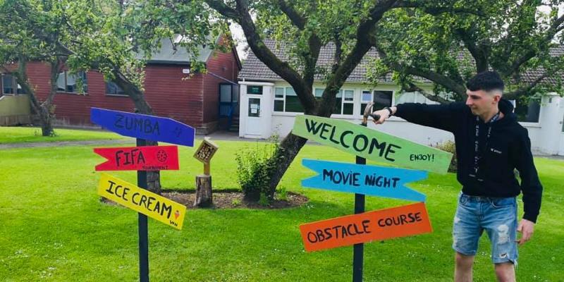 Señales que indican las actividades que se van a hacer en el campamento en los cursos de idiomas en dublin 