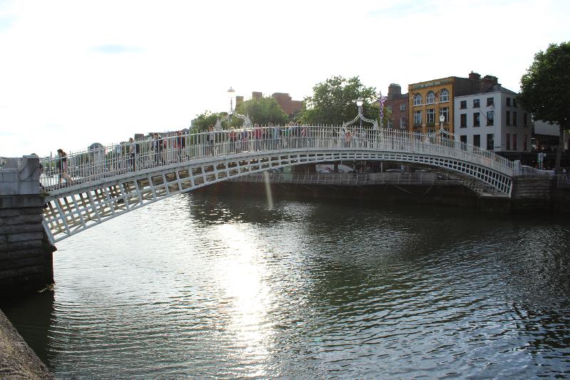 Puente sobre un río en Dublín en los cursos de idiomas en dublin 