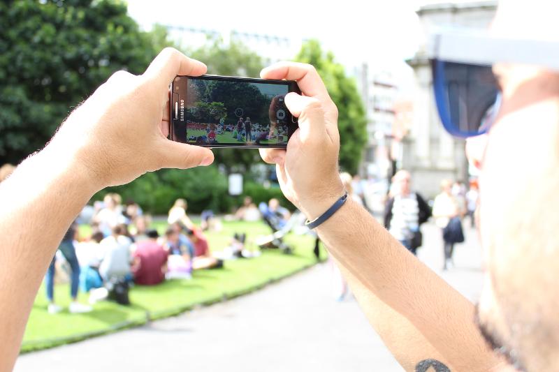 Hombre haciendo una foto al parque en los cursos de idiomas en dublin 