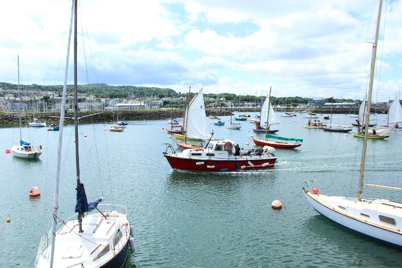 Puerto con muchos barcos de vela en los cursos de idiomas en dublin 