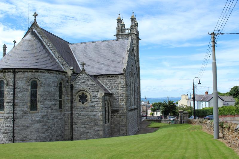 Iglesia con el mar de fondo en el curso de ingles en dublin 