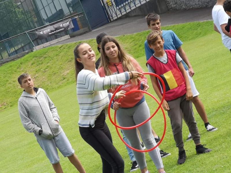 Grupo de niños haciendo actividades deportivas con aros en el curso de ingles irlanda 