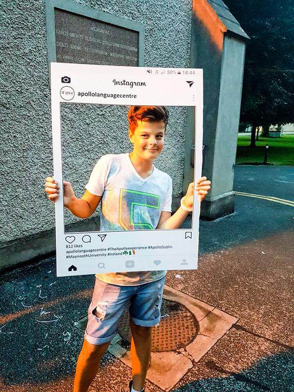 Niño posando para una foto en instagram en el curso ingles verano irlanda 