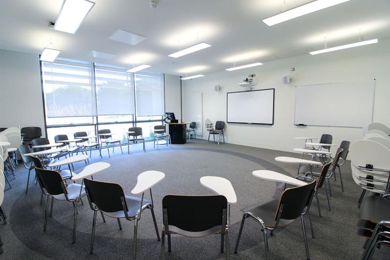 Sillas en círculo en una clase en el curso de ingles en irlanda