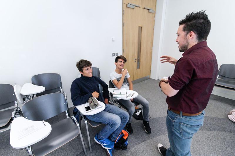Dos jóvenes atendiendo al profesor en el curso de ingles en irlanda