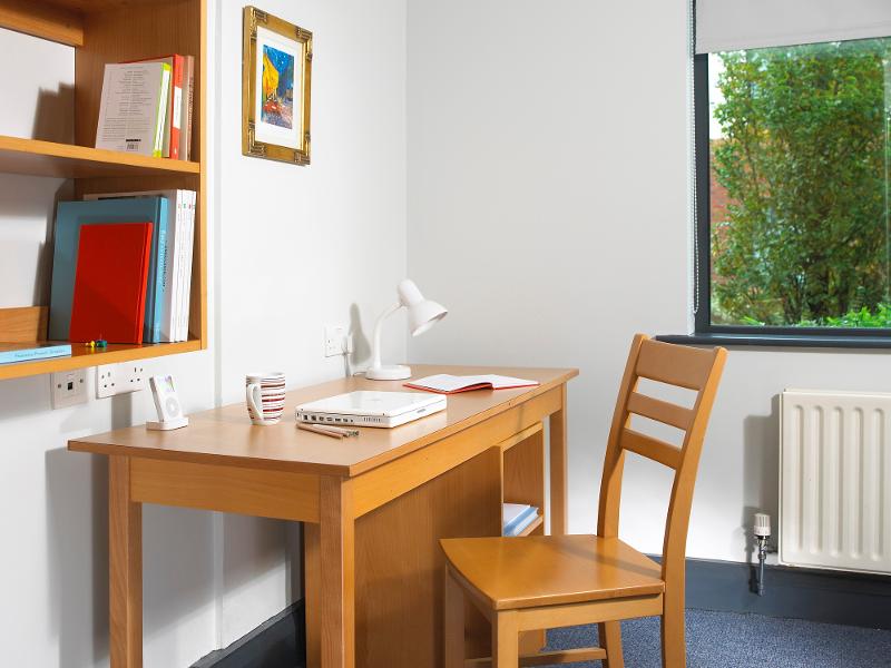 Escritorio y silla del dormitorio en el curso de ingles en irlanda