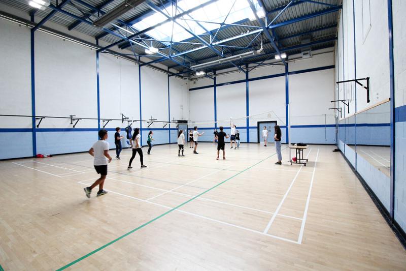 Jóvenes jugando al voleibol en un pabellón deportivo en el curso ingles irlanda