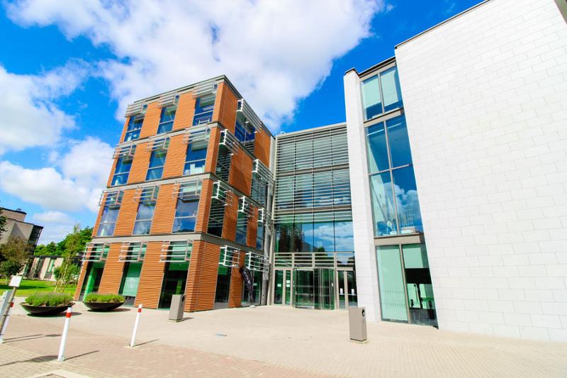 Edificio de la universidad en el curso ingles irlanda