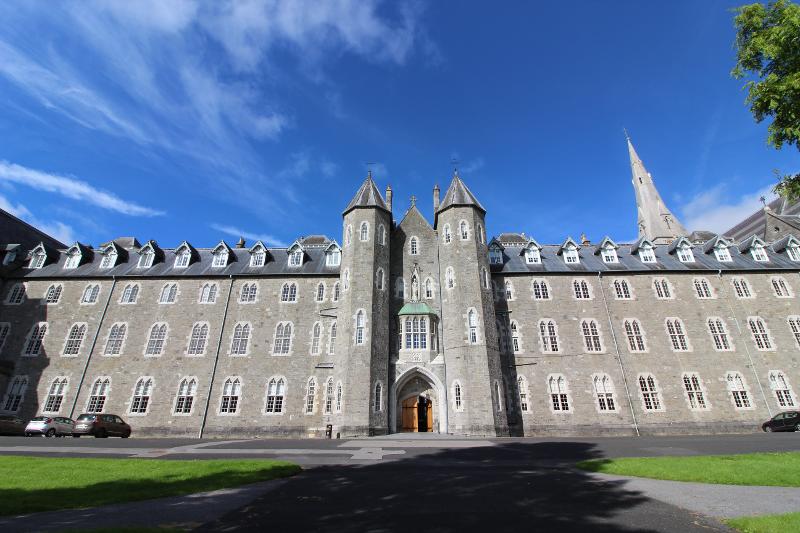 Entrada principal de la universidad de Maynooth en el curso ingles irlanda
