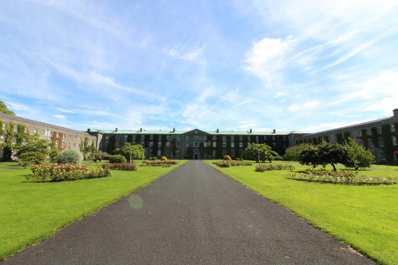 Complejo de edificios de la universidad de Maynooth en el curso ingles en irlanda