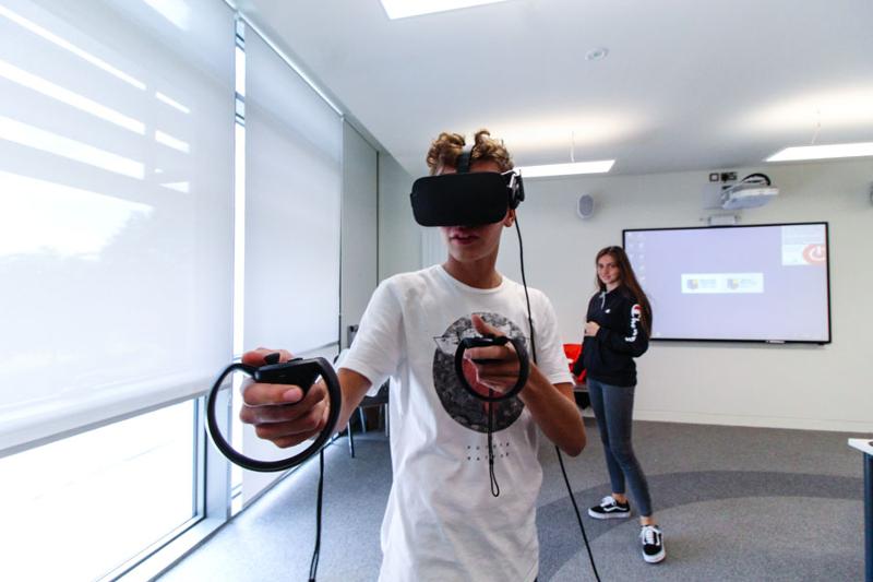 Chico haciendo una actividad con realidad virtual en el curso ingles verano irlanda
