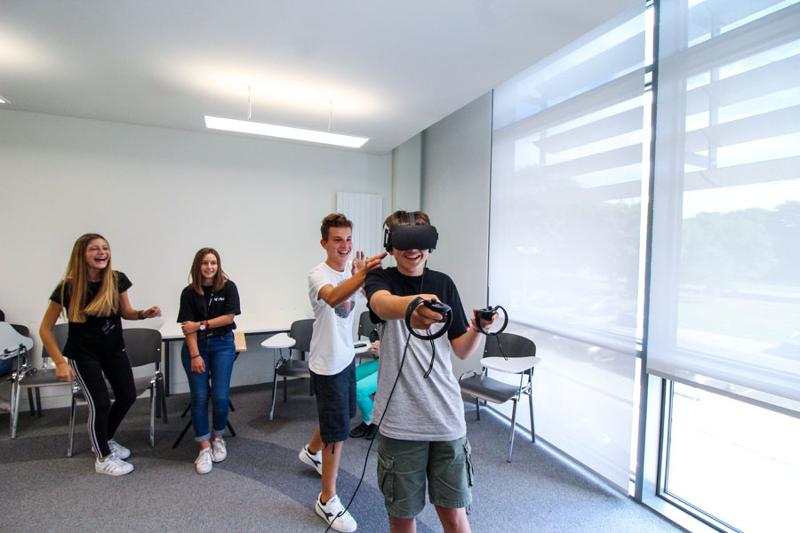 Jóvenes riéndose mientras juegan en un curso de inglés en el extranjero para jóvenes
