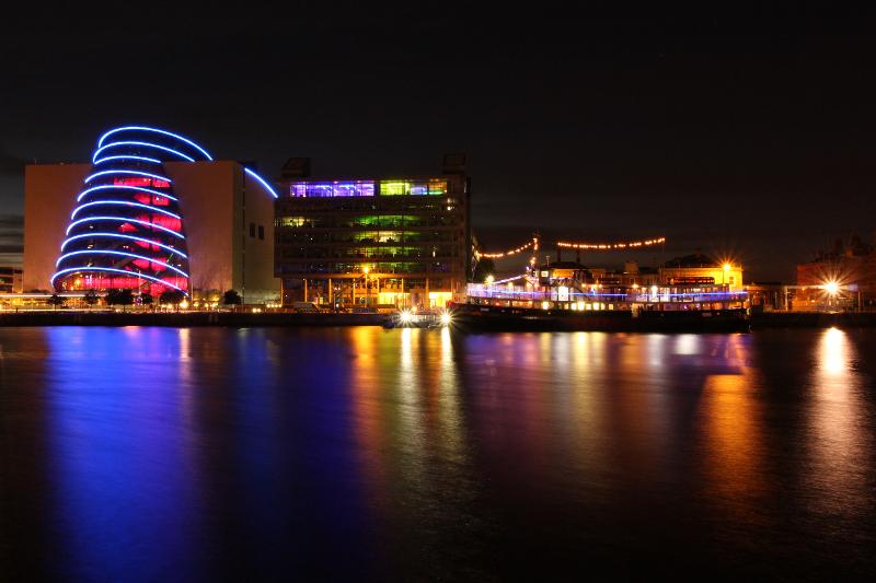 La ciudad de Dublín de noche con edificios iluminados en el curso de ingles en irlanda en verano