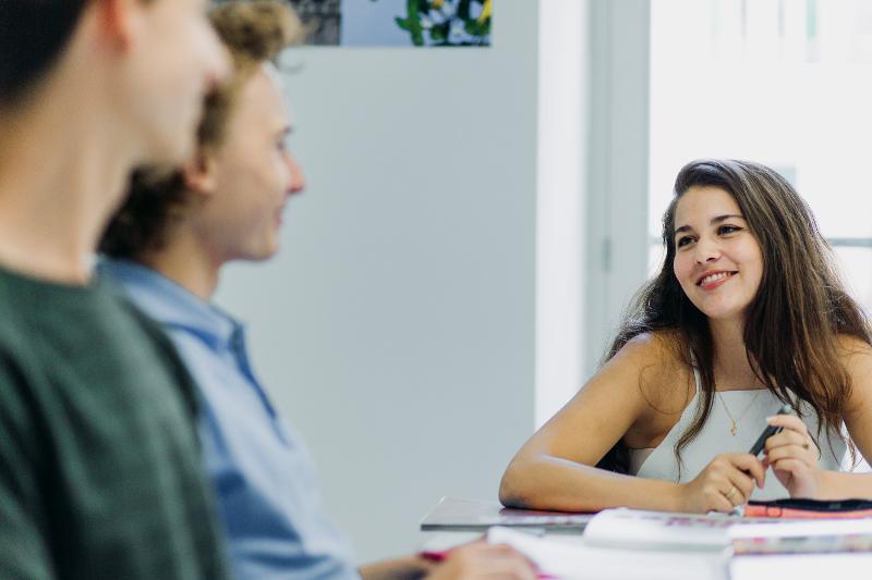 Estudiantes hablando en una clase en el curso de español españa